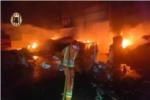 Incendi en la planta de reciclatge a Guadassuar