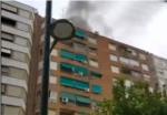 Un incendi en una vivenda d'Alzira ha obligat a confinar a diverses persones en els pisos superiors de l'edifici